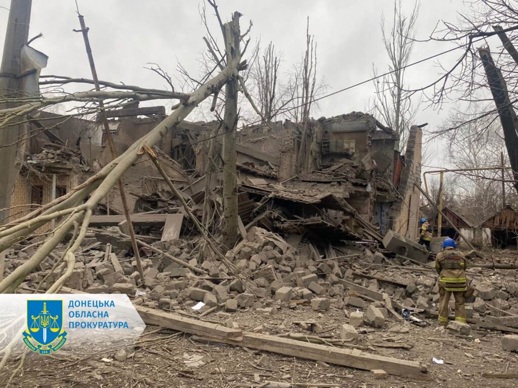 Один загиблий та п’ятеро поранених: війська РФ вдарили артилерією та авіацією по Донеччині