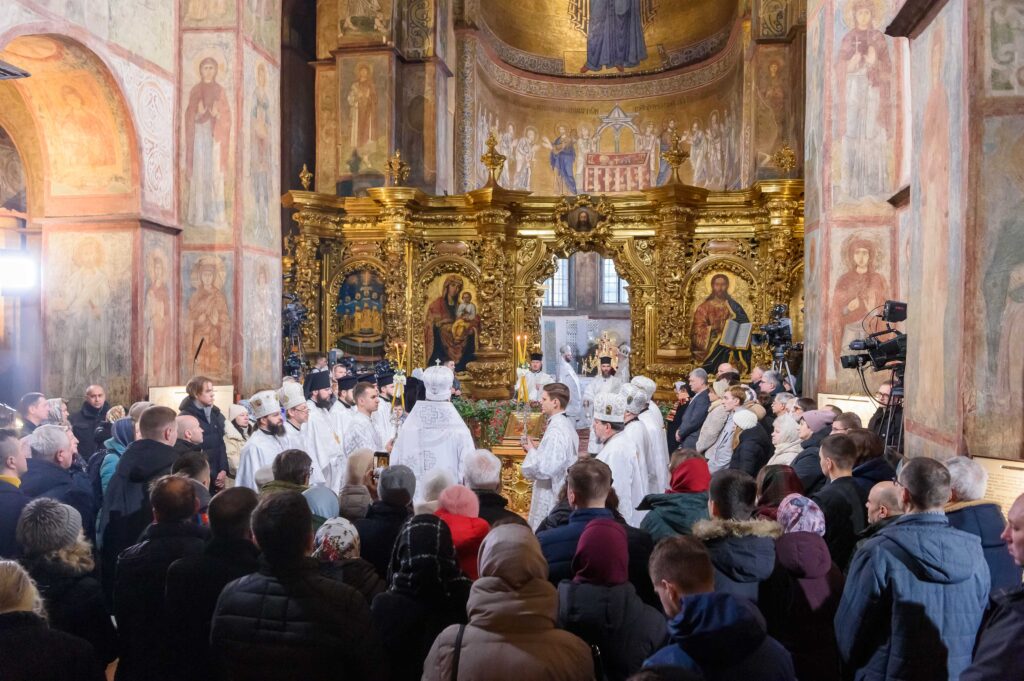 Європейське Різдво в Україні: Порошенки помолилися в Софії Київській за перемогу нашої держави