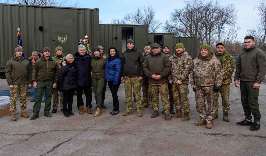 Порошенко на Востоке передал технику подразделениям Сухопутных войск ВСУ