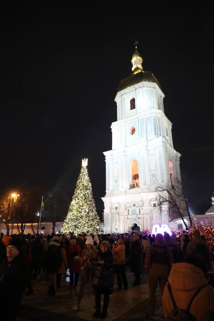 У Києві на Софійській площі офіційно відкрили головну новорічну ялинку