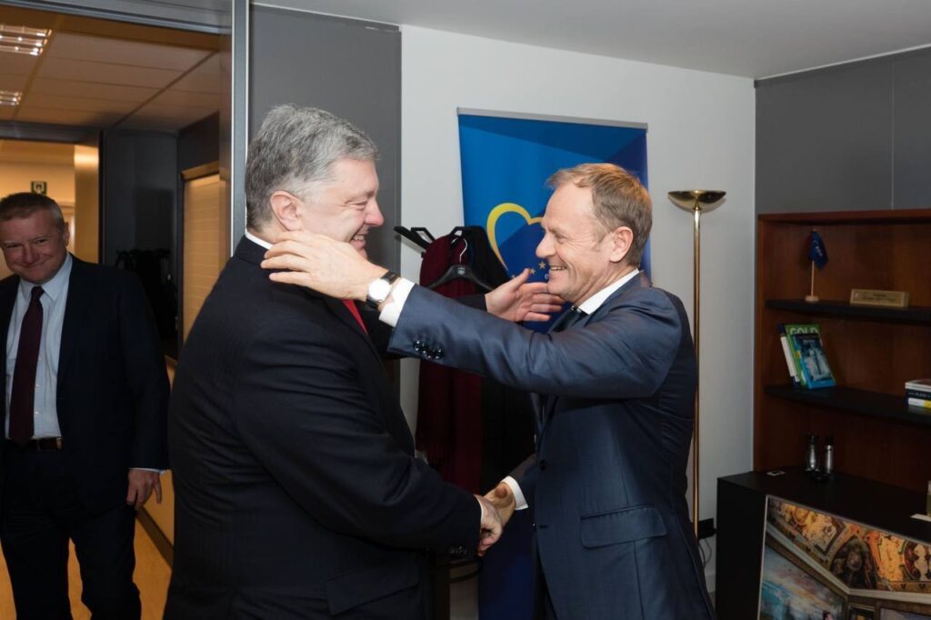 Порошенко привітав Туска з поверненням: такі лідери як ніколи потрібні Європі та світу