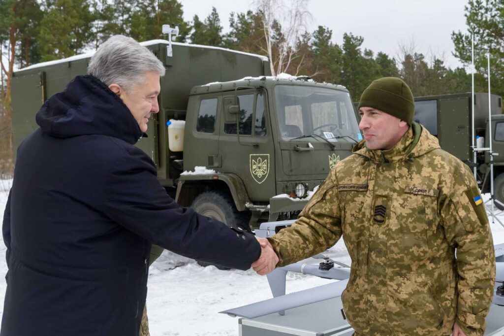 Порошенко привіз Сухопутним військам шість потужних «Посейдонів» і центри управління