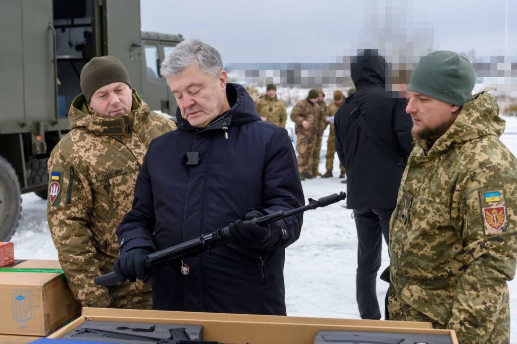Порошенко привез винтовки для учебного центра ДШВ