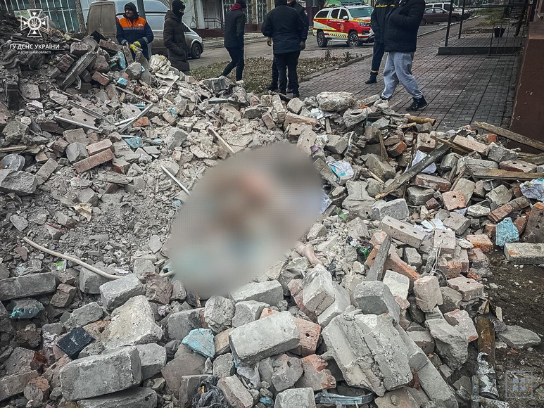 Ракетный удар по Новогродовке Донецкой области: из-под завалов достали тело ребенка, его родителей до сих пор ищут
