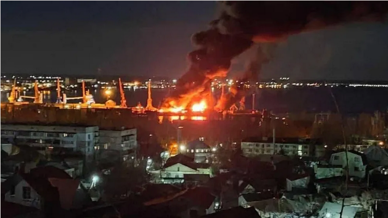 Повітряні сили знищили великий російський десантний корабель “Новочеркаськ” у Криму