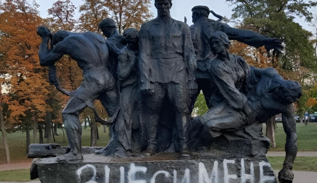 Столична декомунізація: у Києві прибрали радянський монумент бронепоїзда “Таращанець”
