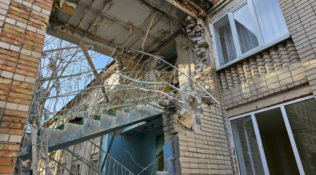 Росіяни зранку обстріляли дитячий садок у Херсоні, є поранений