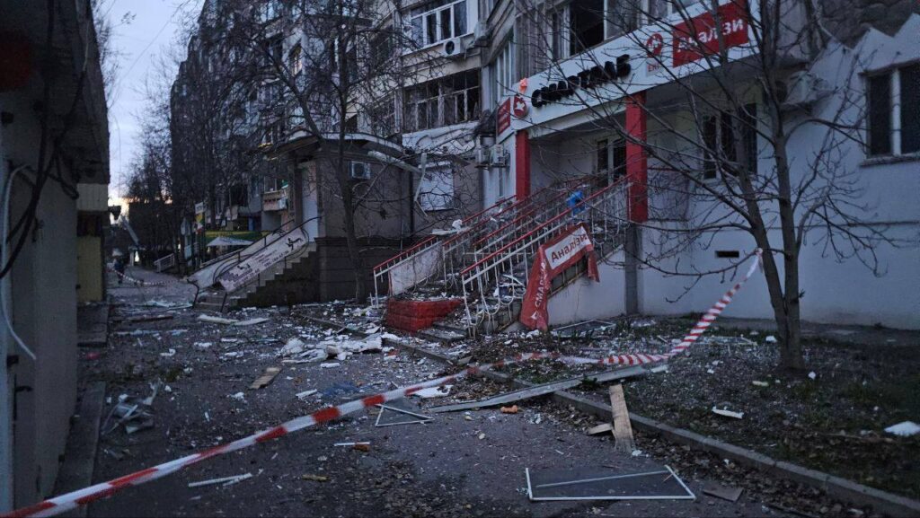 Армія РФ обстріляла багатоповерхівку та два медзаклади у центрі Херсона, є загиблі та поранені