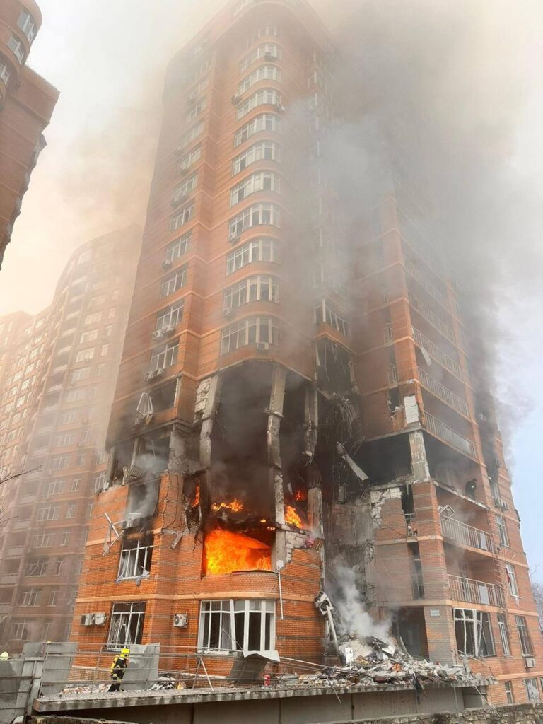 Армія РФ ракетами обстріляла Одесу: пошкоджено приватні будинки, дві людини загинули, 15 – поранені, серед них діти