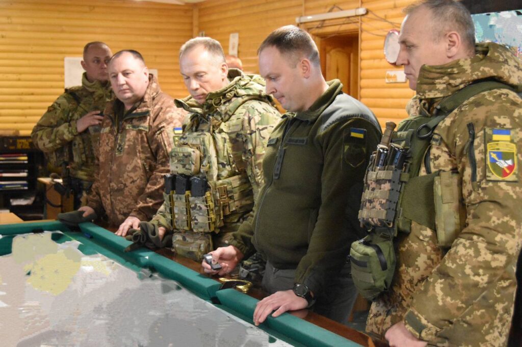 На сході ворог наступає по всьому фронту, ситуація складна – Сирський