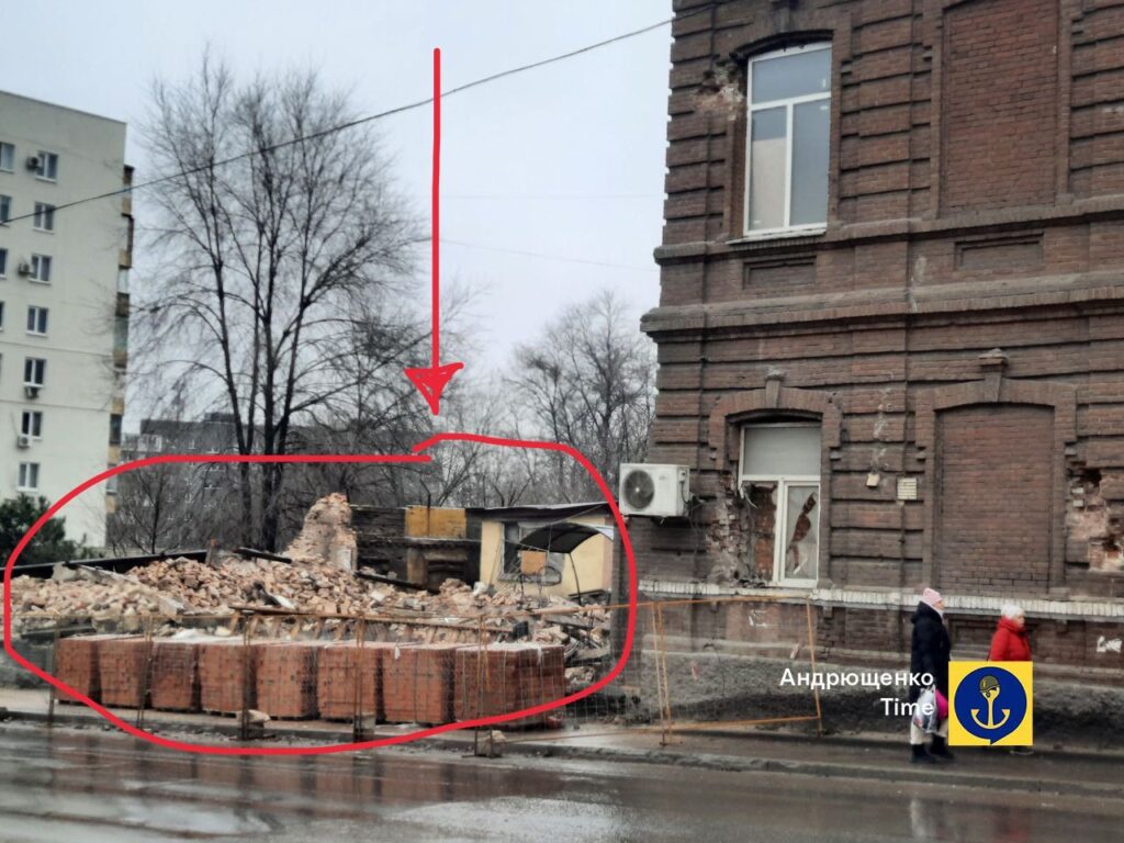 Армія РФ в окупованому Маріуполі демонтує будівлю райвідділу поліції: там була катівня