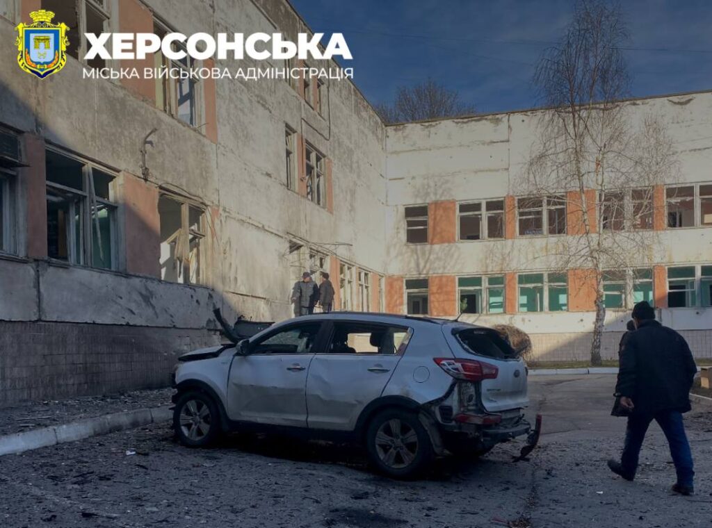 Росіяни атакували село на Херсонщині: влада показала наслідки ворожих обстрілів