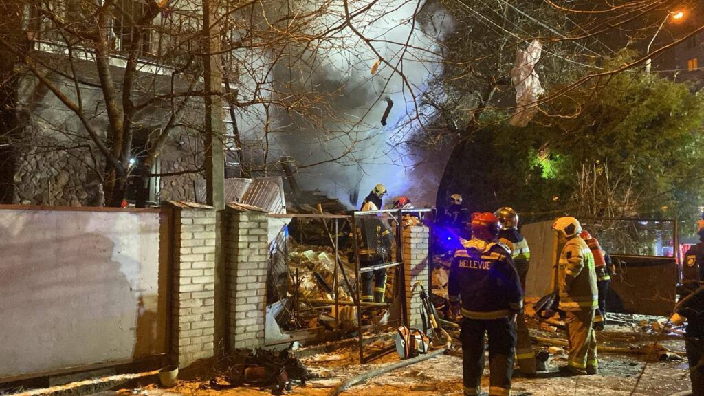 У Львові у приватному будинку стався вибух: є постраждалі, під завалами можуть бути люди