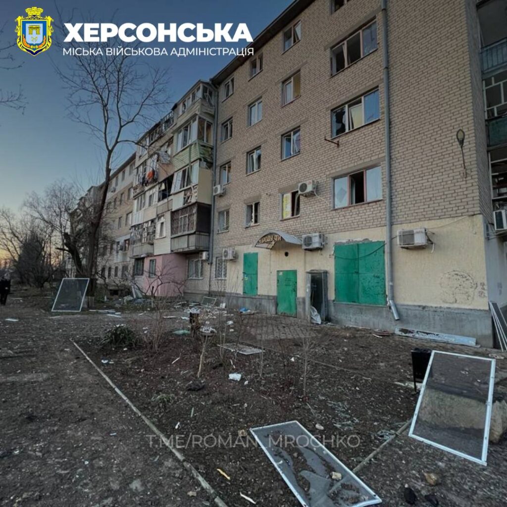 Вночі росіяни вдарили по центру Херсона, троє загиблих: фото з місця обстрілу