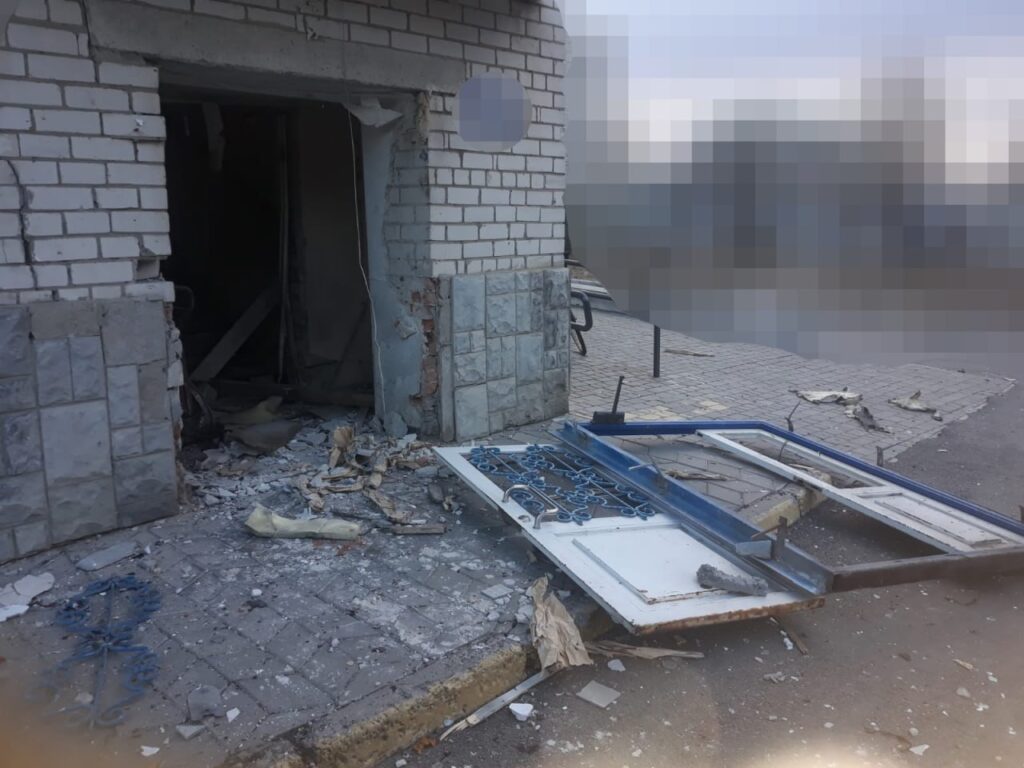 Російські окупанти атакували з безпілотника лікарню в Бериславі: є поранений