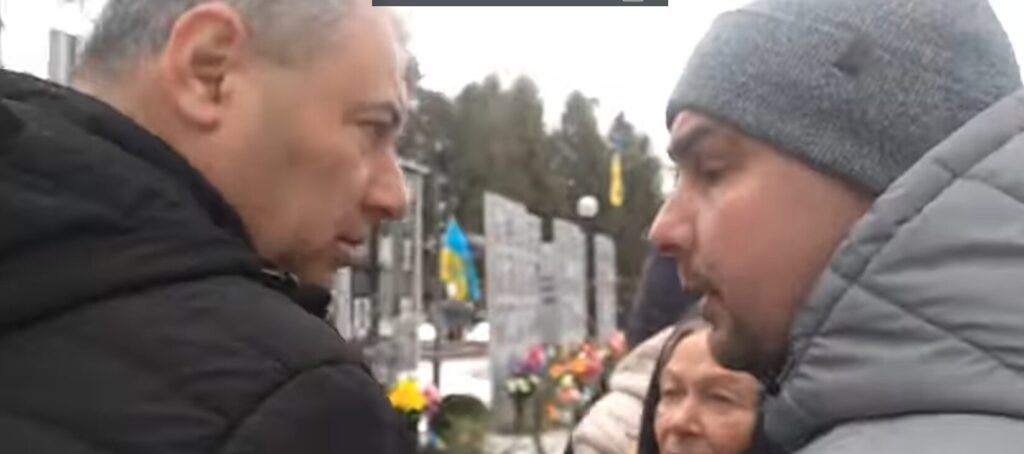 В Ромнах на Аллее славы подрались мэр города и председатель ОВА, госпитализирована женщина: что произошло