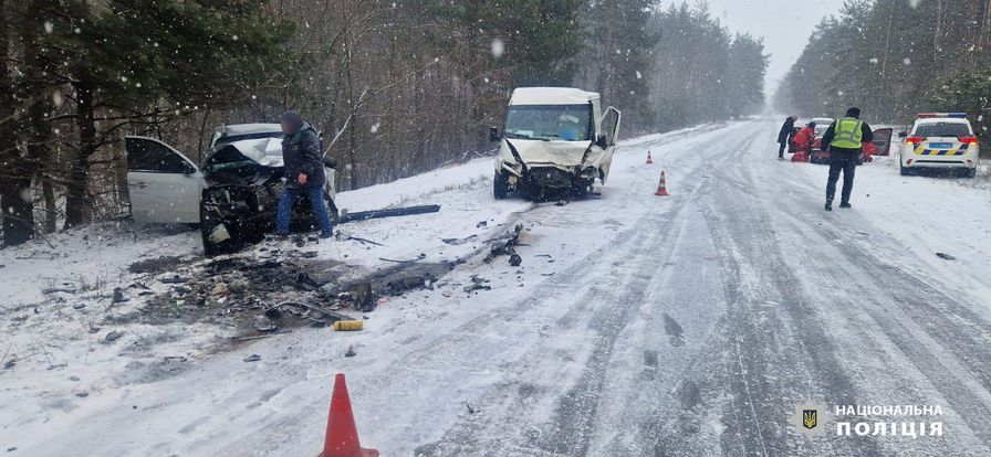 На Харківщині мікроавтобус зіткнувся “лоб у лоб” із легковиком: багато постраждалих, серед них діти