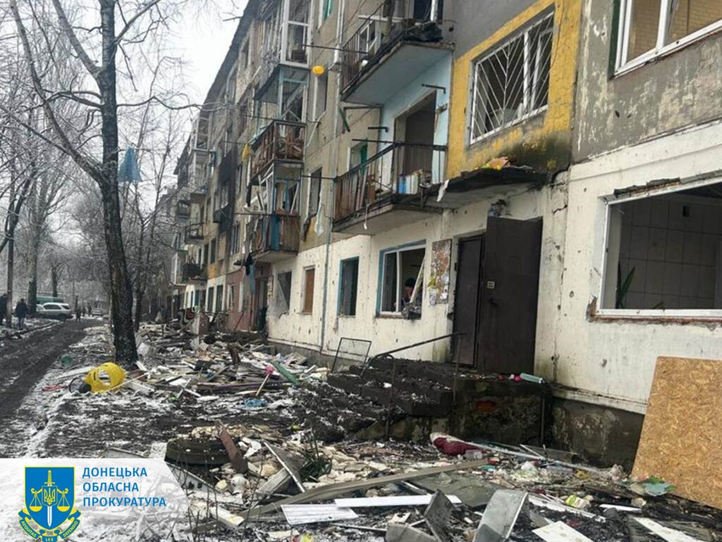 Росіяни ракетами атакували Мирноград: двоє дорослих та дитина отримали поранення