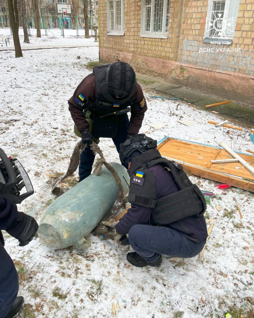 У Києві рятувальники вилучили з будинку бойову частину російської ракети, яка не здетонувала