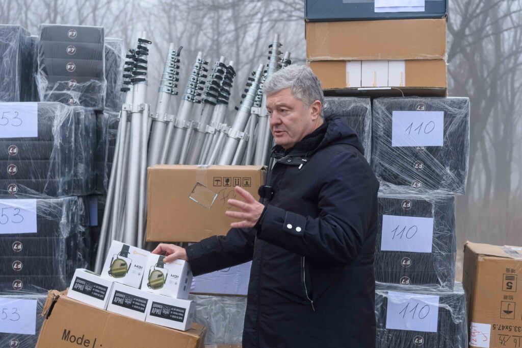 Атаки на журналістів та бізнес шкодять Україні – Порошенко зробив жорстку заяву з фронту
