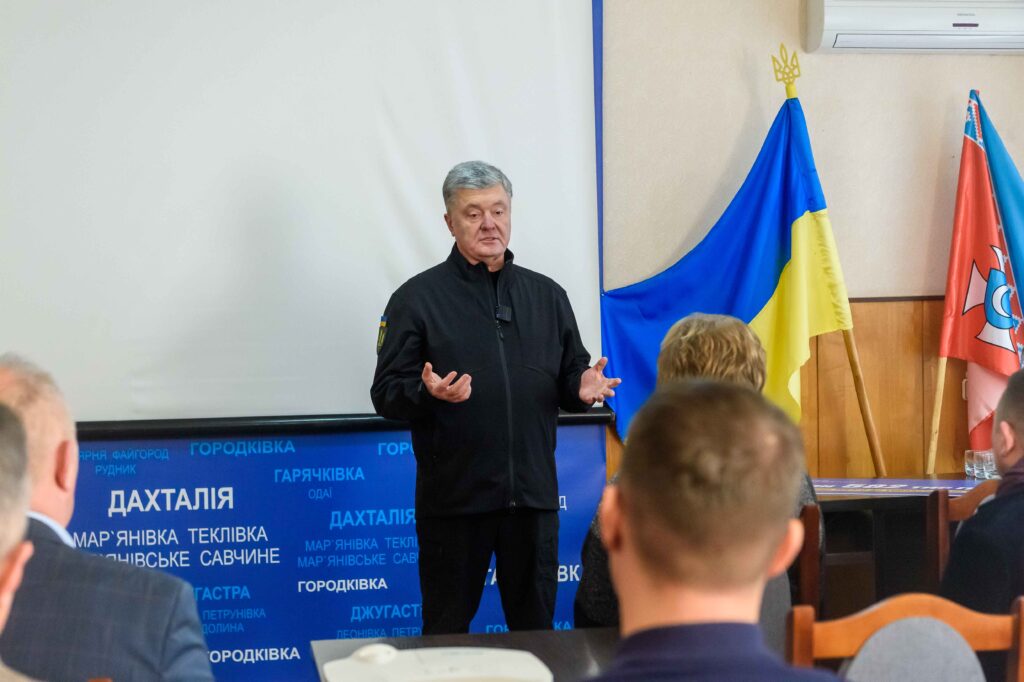 Уникальный эксперимент по развитию громады: Порошенко стал налогоплательщиком в одной из ОТО