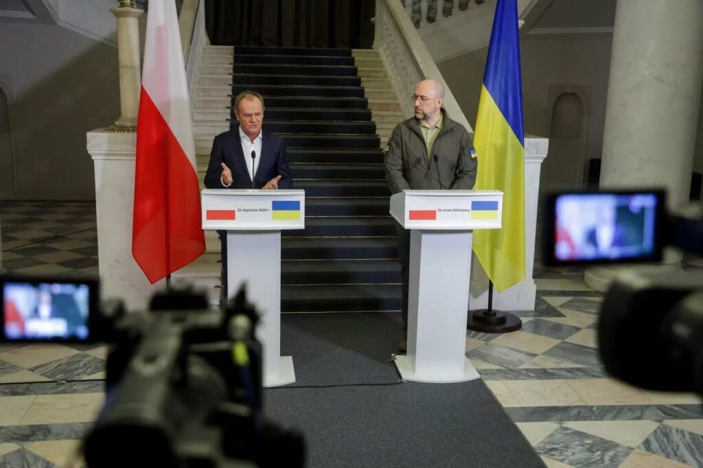 Обговорили створення додаткових пунктів пропуску: Шмигаль і Туск провели зустріч
