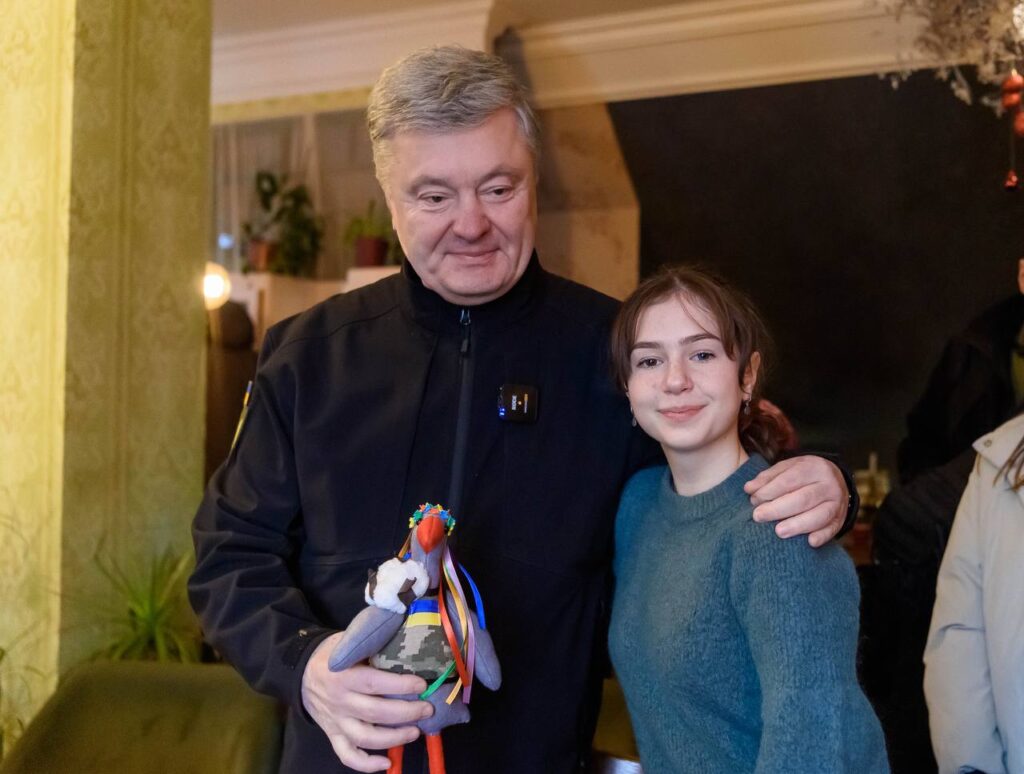 Дрони для «Мишки»: Порошенко відгукнувся на лист юної волонтерки з Миколаєва