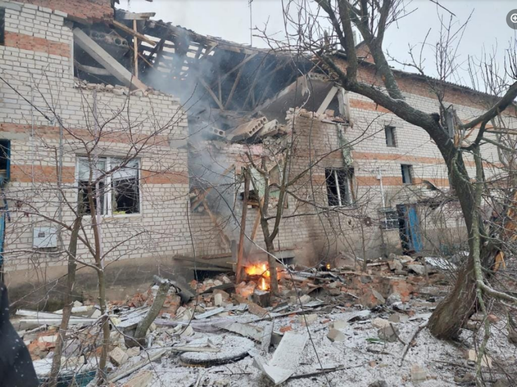 В Сумской области «шахед» ударил по жилой двухэтажке: люди оказались под завалами