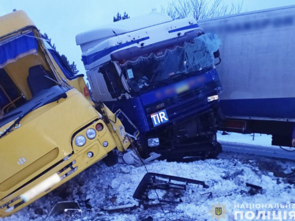На Чернігівщині зіткнулась вантажівка та шкільний автобус, є постраждалі