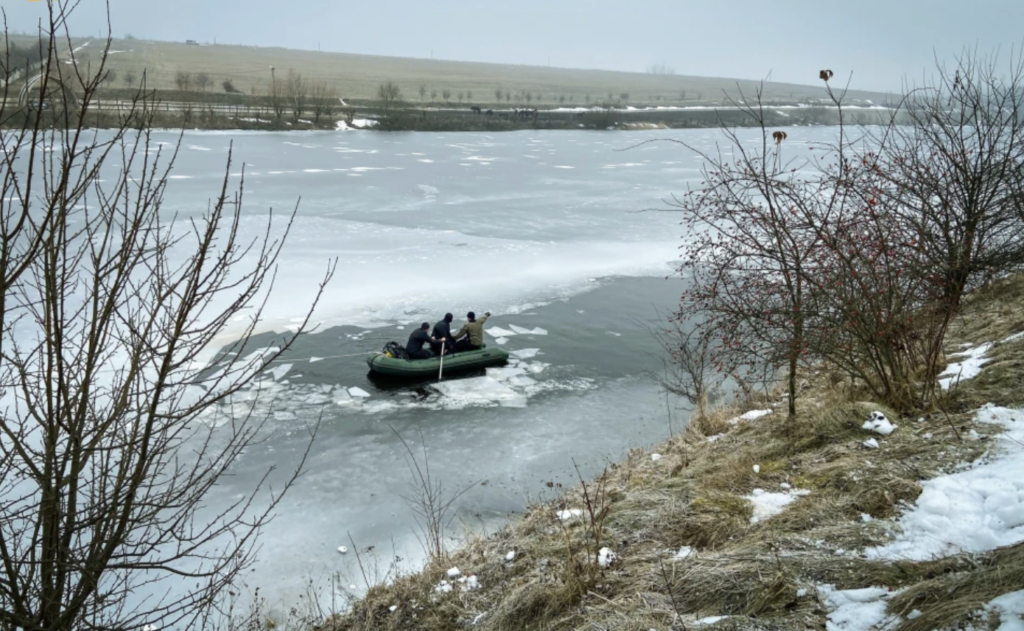 На Тернопольщине в водоеме обнаружили тела троих детей