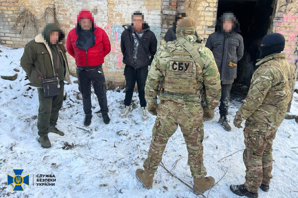 “Вибивали” нереальні борги та погрожували “повільною” смертю: СБУ затримала групу рекетирів у Запоріжжі