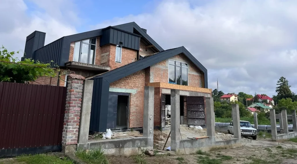Суд закрив справу про подарований сину львівського військкома елітний будинок у Брюховичах: що відомо