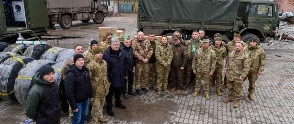 Петро Порошенко привіз техніку бригадам, які воюють на Херсонщині