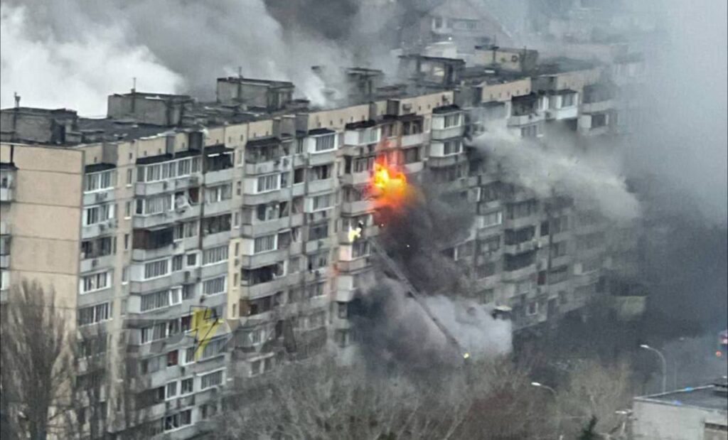 РФ атакувала Київ ракетами: є влучання та падіння уламків, багато постраждалих