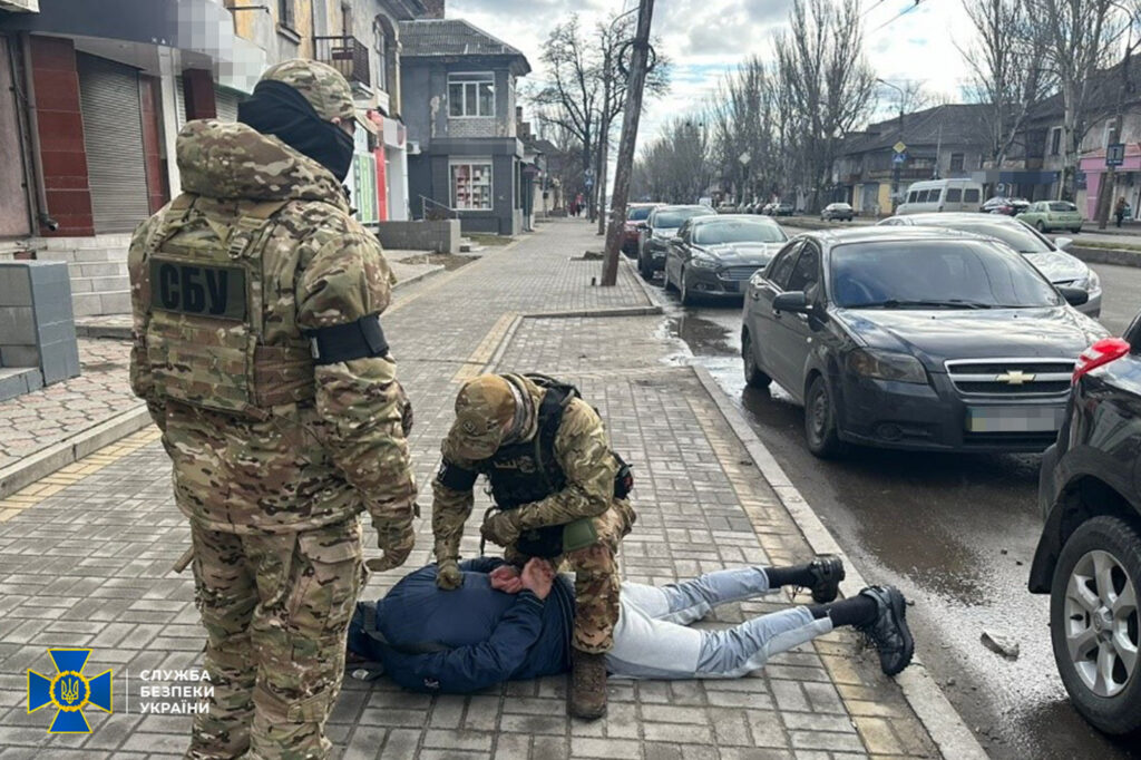 Залякували та погрожували вбивством дитини: у Запоріжжі затримали групу рекетирів, які “вибивали” гроші з дружини загиблого військового