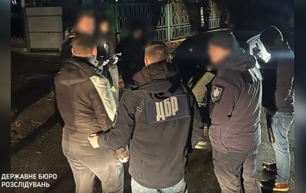 Продавали “білі квитки” для ухилянтів: ДБР затримала працівника ТЦК і правоохоронця на Одещині