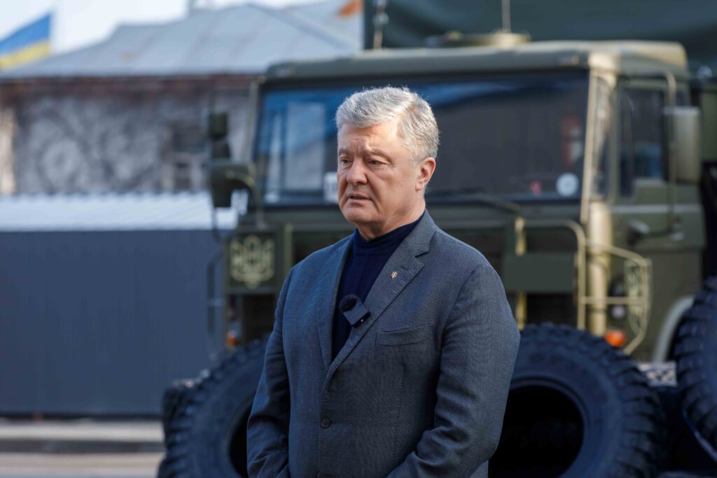 «Экстремист» Порошенко снова везет на фронт дроны и технику, чтобы уничтожать русню