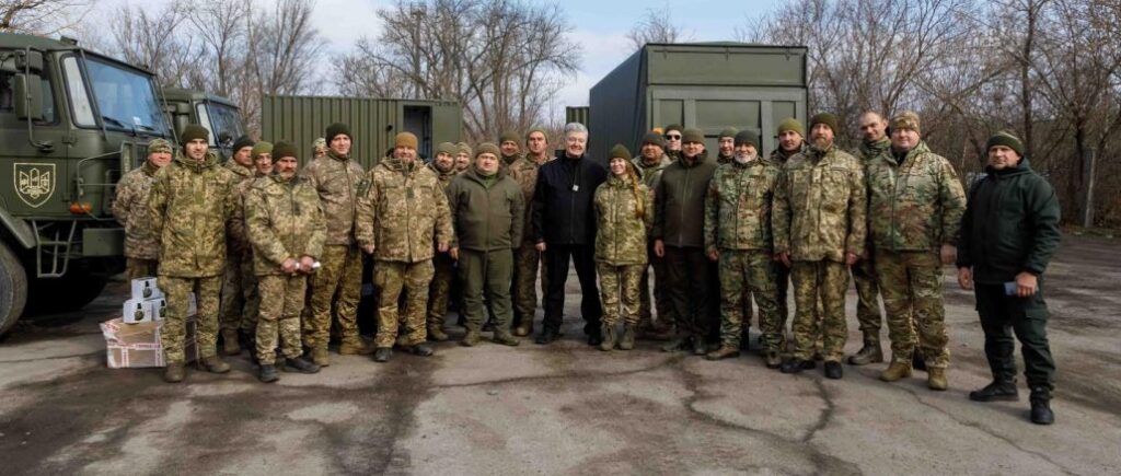 Танкова, артилерійська, механізовані бригади та розвідбати: Порошенко привіз техніку і дрони на найгарячіші напрямки