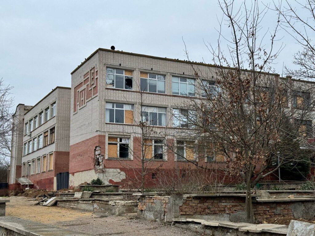 На Херсонщині внаслідок нічних обстрілів росіян пошкоджені три освітні заклади