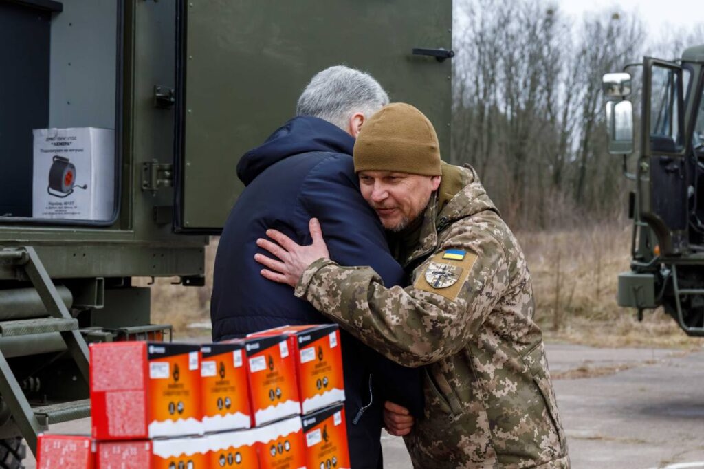 Порошенко, якого влада не пустила в Мюнхен, приїхав до військових з черговою допомогою