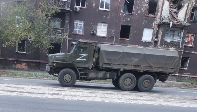 У Маріуполі військова вантажівка окупантів “Урал” протаранила легковик: водій загинув на місці, його дитина поранена
