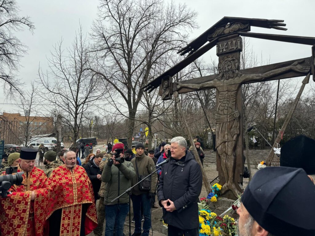 Порошенко на Аллее Героев Небесной Сотни: война против российской агрессии продолжается, но Украина победит