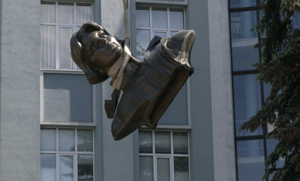 Объявлен в розыск за демонтаж памятников и отправки в небытие советских фамилий