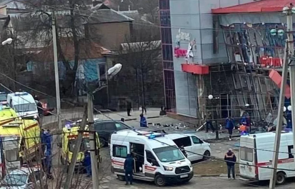У російському Бєлгороді пролунали вибухи: пошкоджено торговельний центр та школа, багато загиблих та поранених