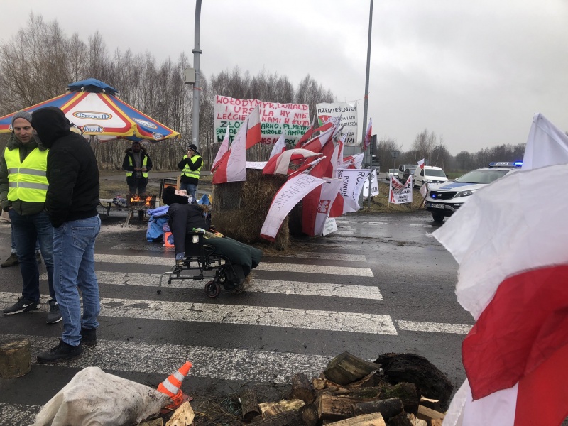 Поляки знову розсипали українське зерно: обіцяють протестувати до квітня та погрожують блокувати пасажирський транспорт