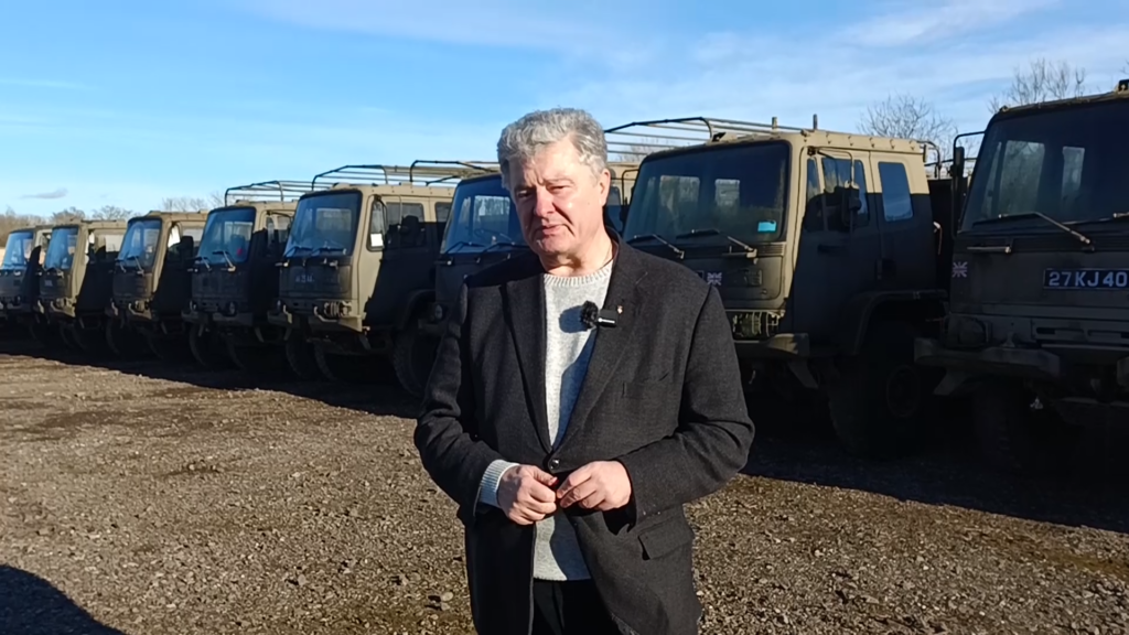 Порошенко купує півсотні вантажівок для ЗСУ зі складів у Манчестері – розповів про жорстку конкуренцію за техніку
