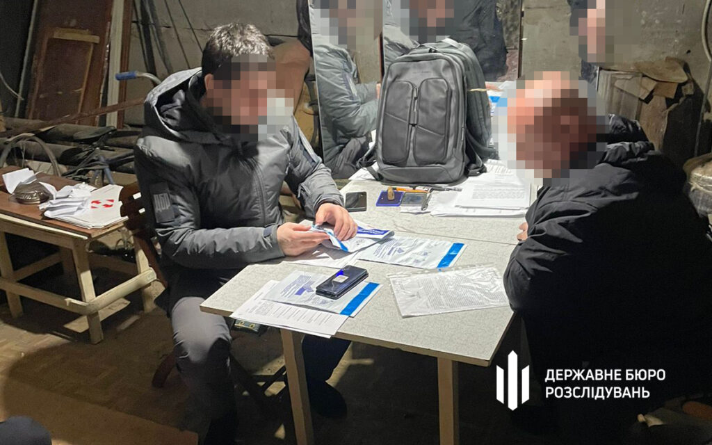 Брали хабарі за пом’якшення кримінальних проваджень: на Херсонщині затримали двох посадовців військової служби правопорядку