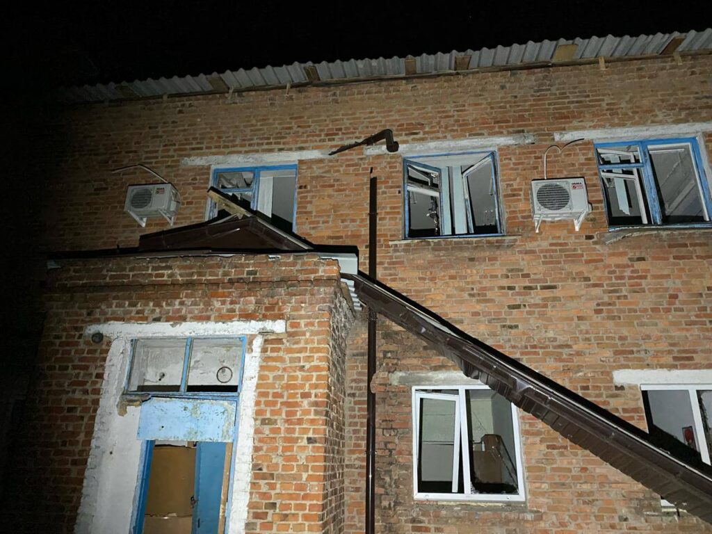 Росіяни з авіації обстріляли лікарню на Харківщини, чотири людини поранені