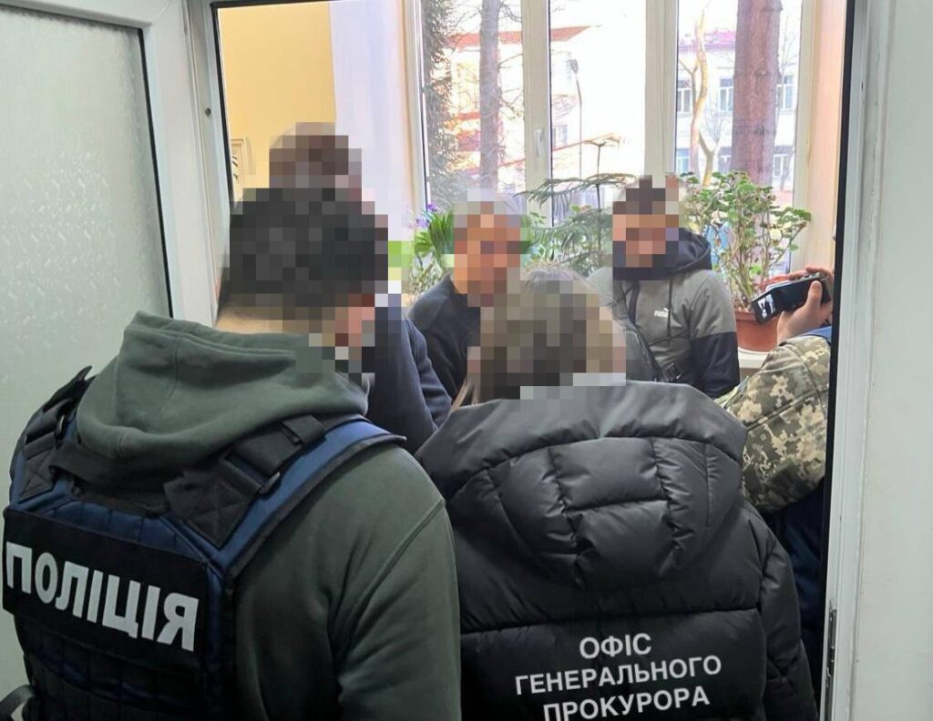 Вимагав п’ять тисяч доларів за визнання непридатним до служби: правоохоронці затримали за хабарництво лікаря ВЛК
