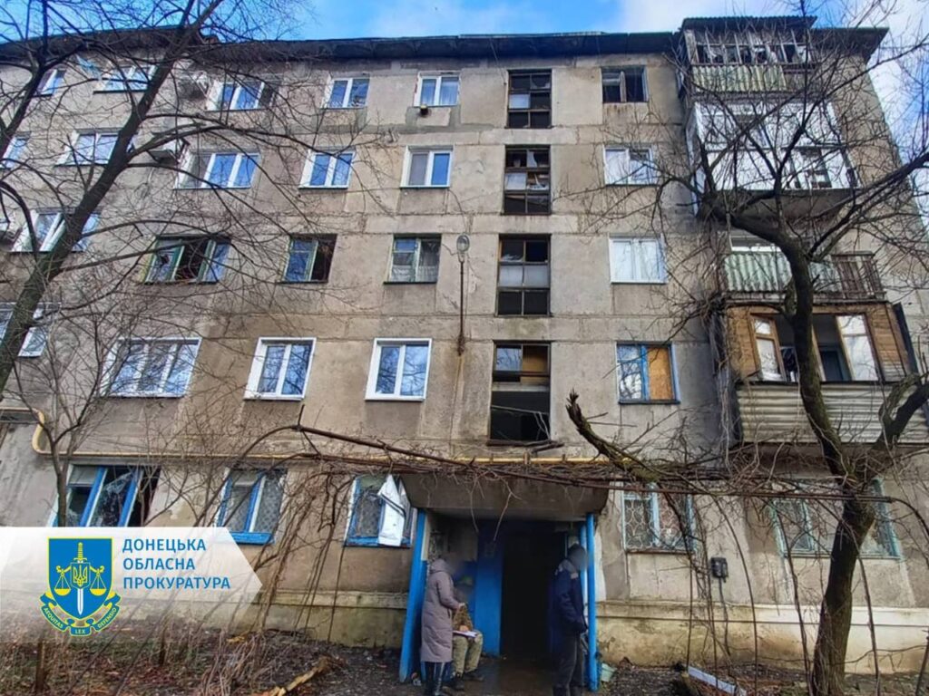 Росіяни з артилерії обстріляли Торецьк на Донеччині, одна людина загинула, ще двоє поранені